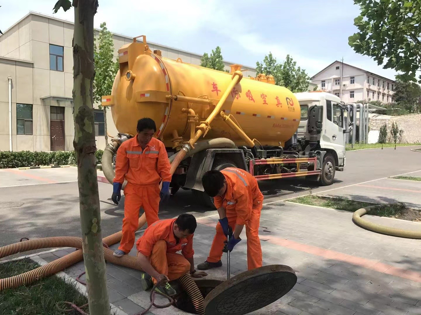 长安管道疏通车停在窨井附近