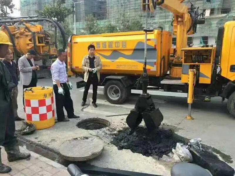 长安街道：网格员化身“清道夫”，为民解忧疏通“堵心”化粪池