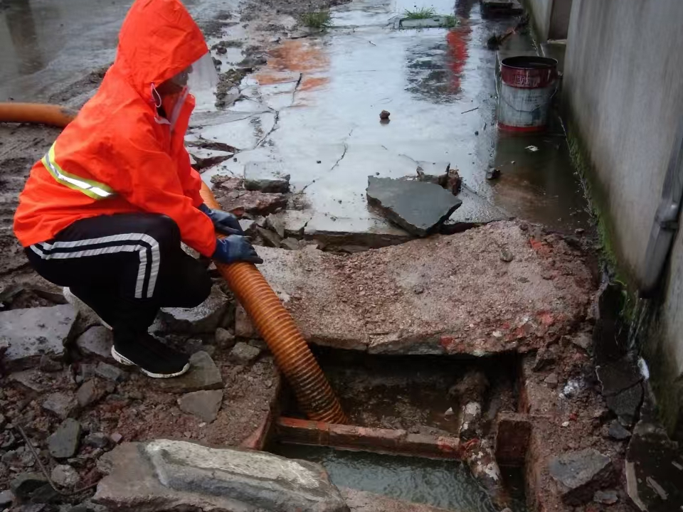 长安专业清理污水池 炜誉市政以规范流程守护城市 “肠道”