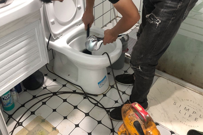 长安马桶堵塞自己疏通还是找师傅?专业上门服务让你省时更省心